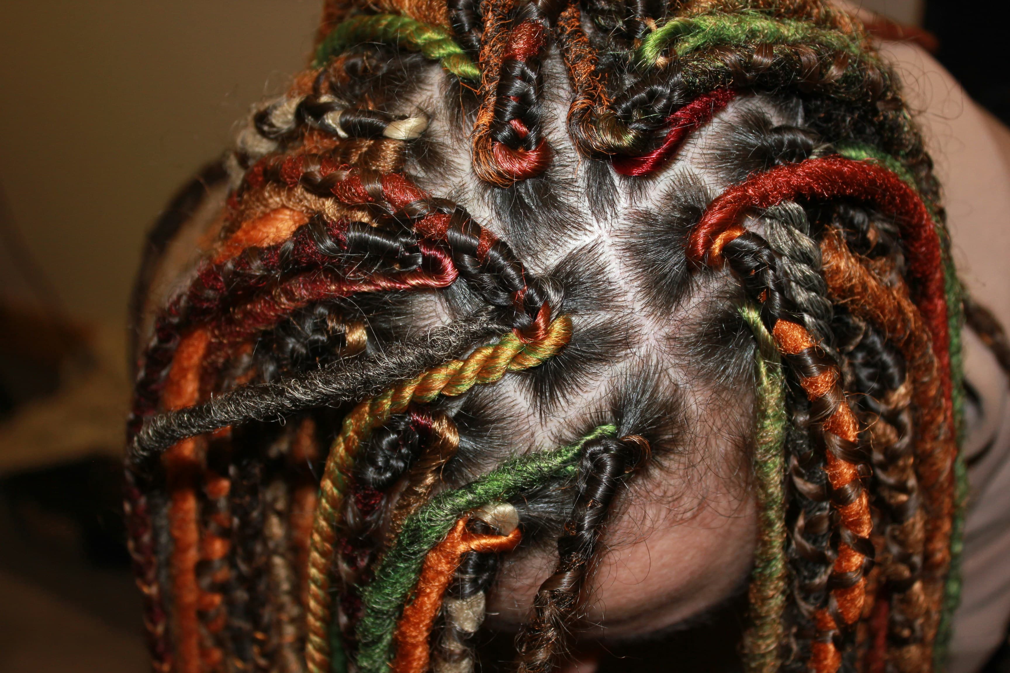 Gros plan sur des tresses colorees