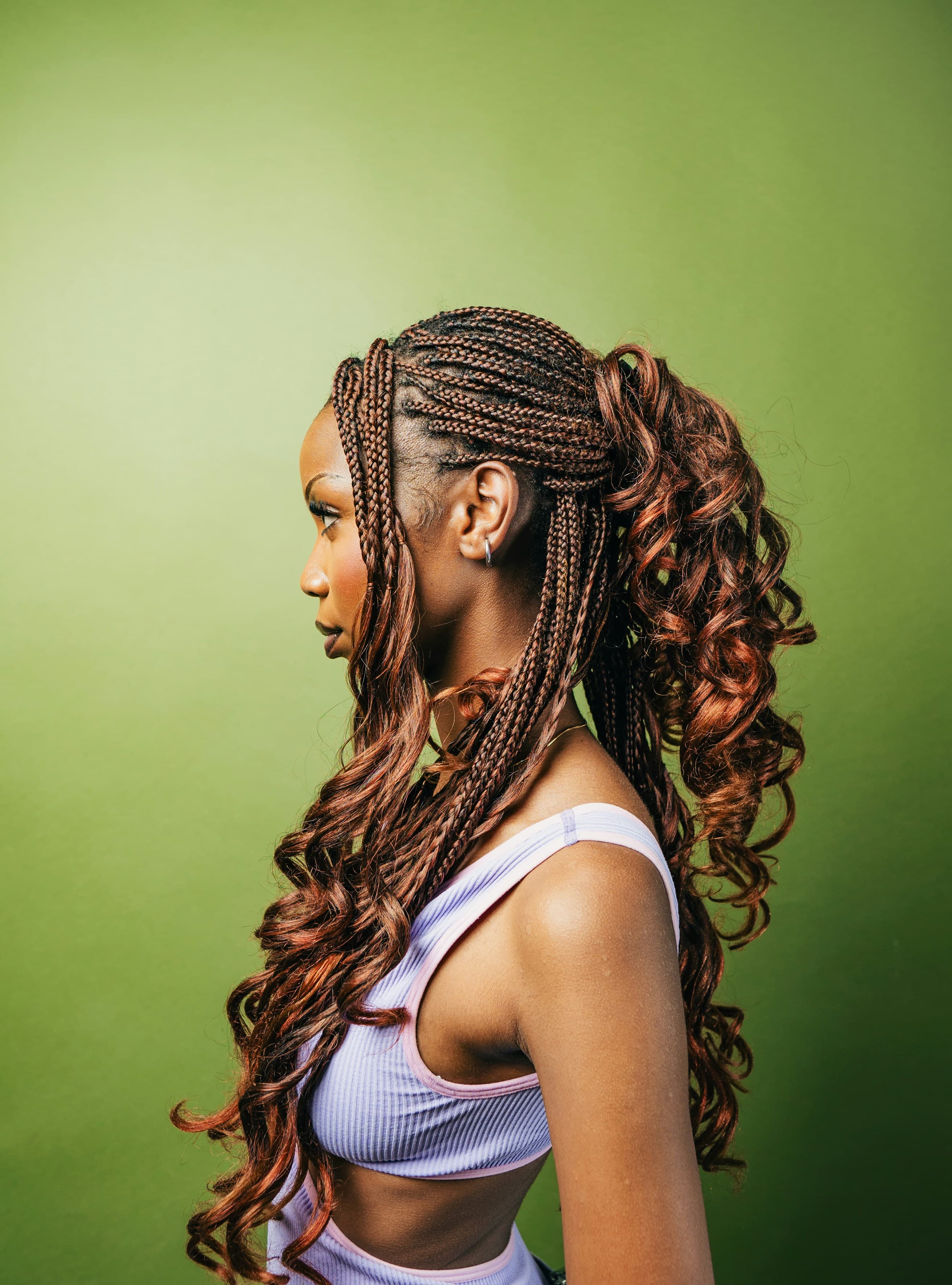 Profil elegant avec nattes et boucles