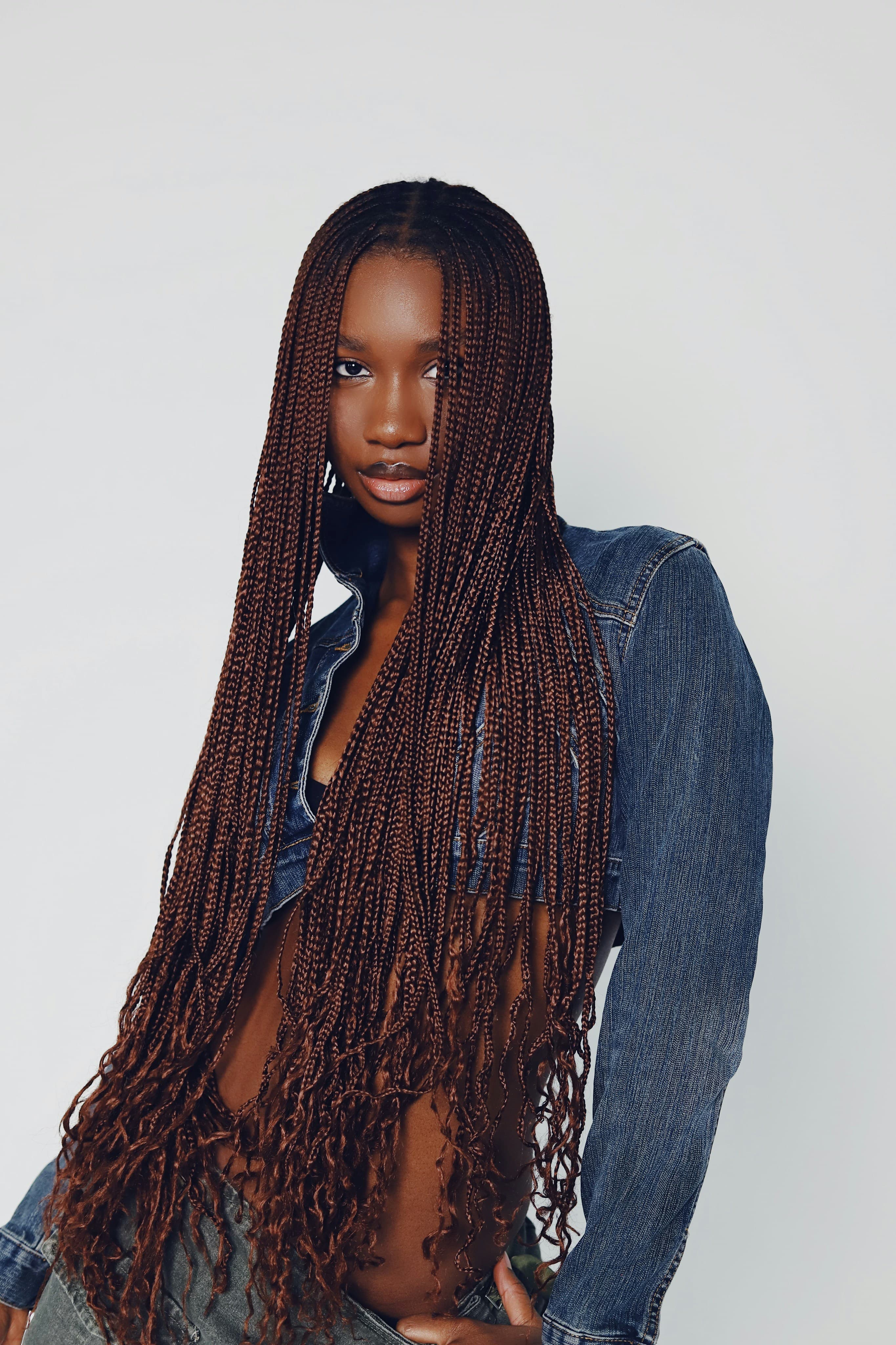 Femme avec de longues box braids