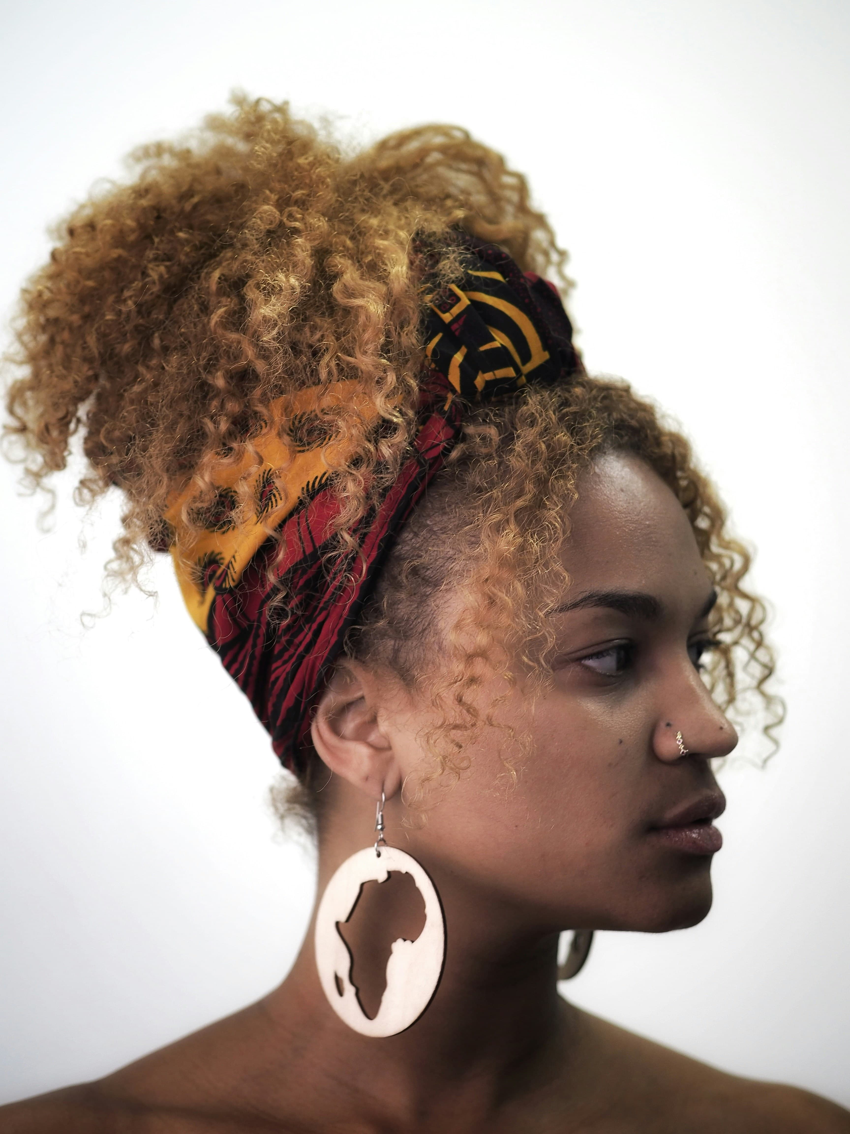 Femme de profil avec headwrap africain