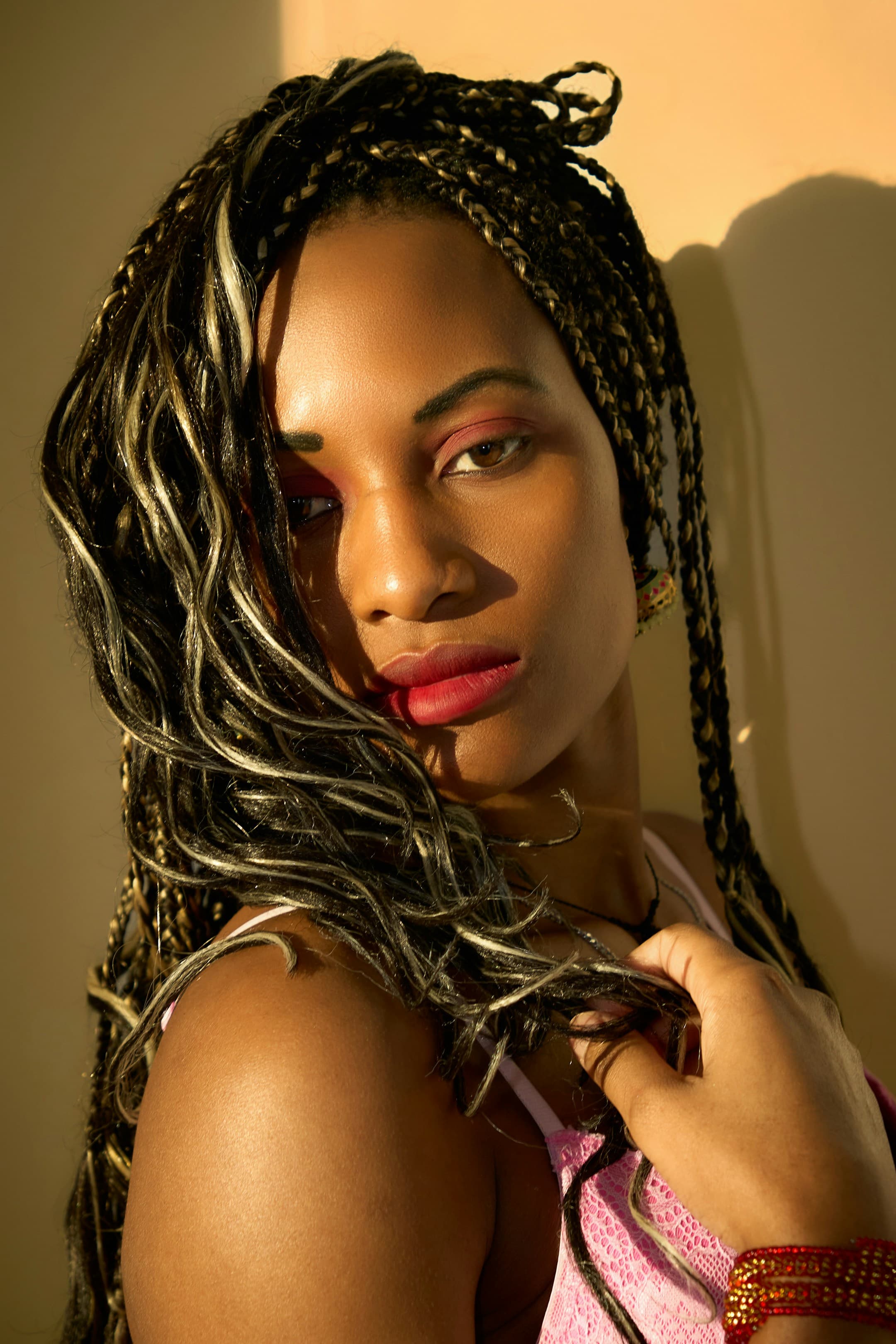 Femme avec des tresses dorees en lumiere chaude