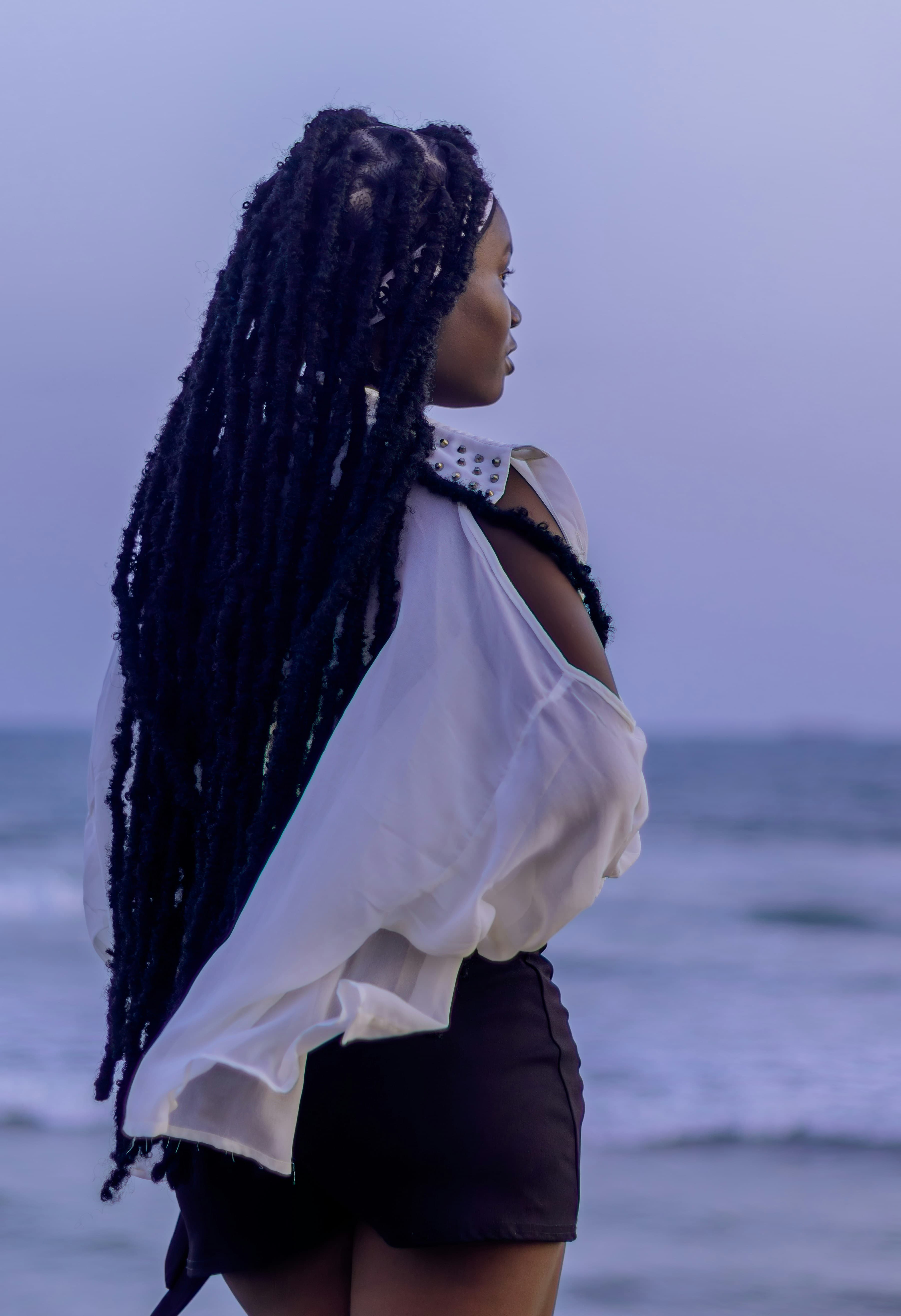 Femme avec des locs face a l'ocean
