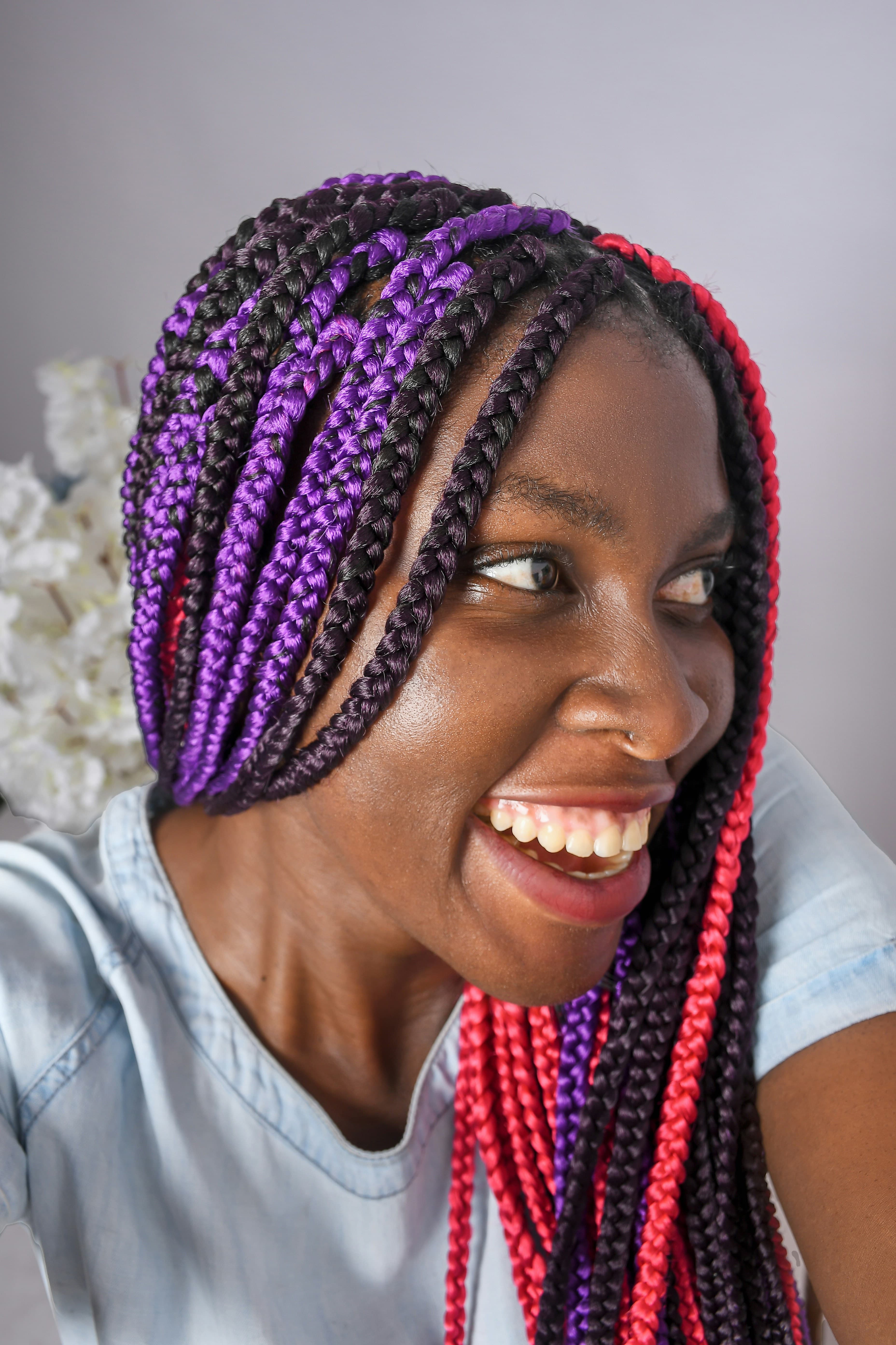 Femme souriante avec des tresses colorees