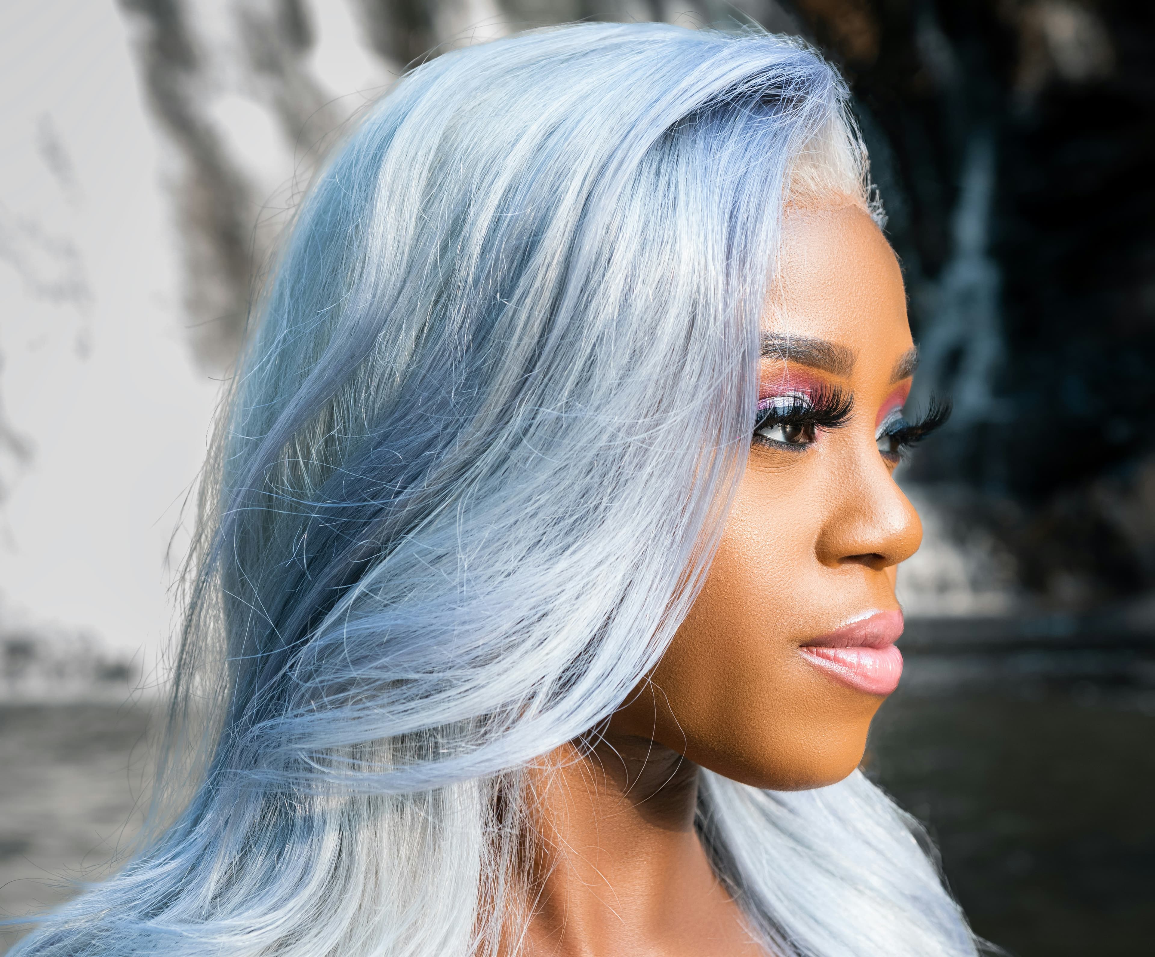 Femme avec des cheveux bleu-gris