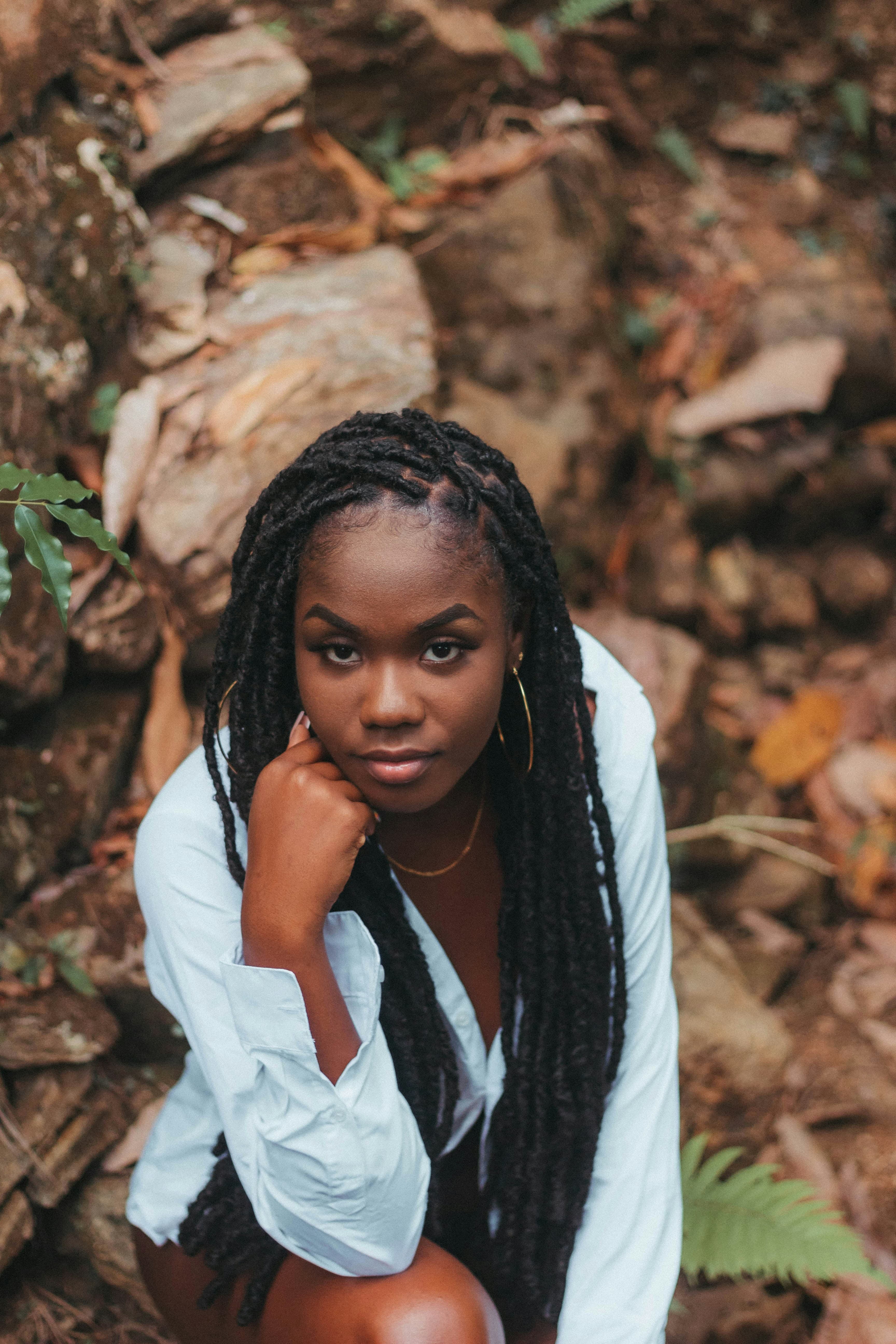 Femme avec des locs dans un cadre naturel