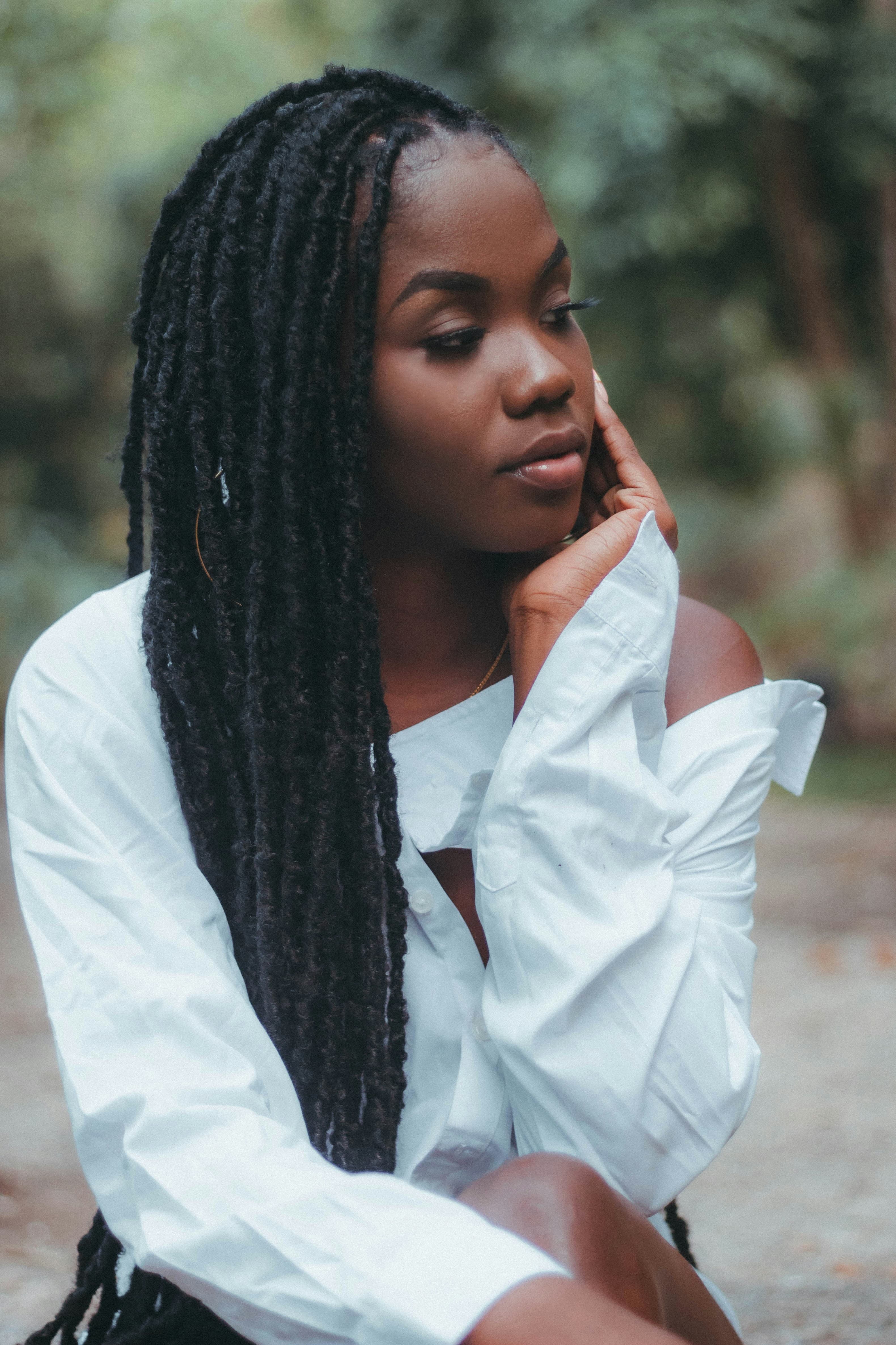 Femme avec des locs en cadre naturel