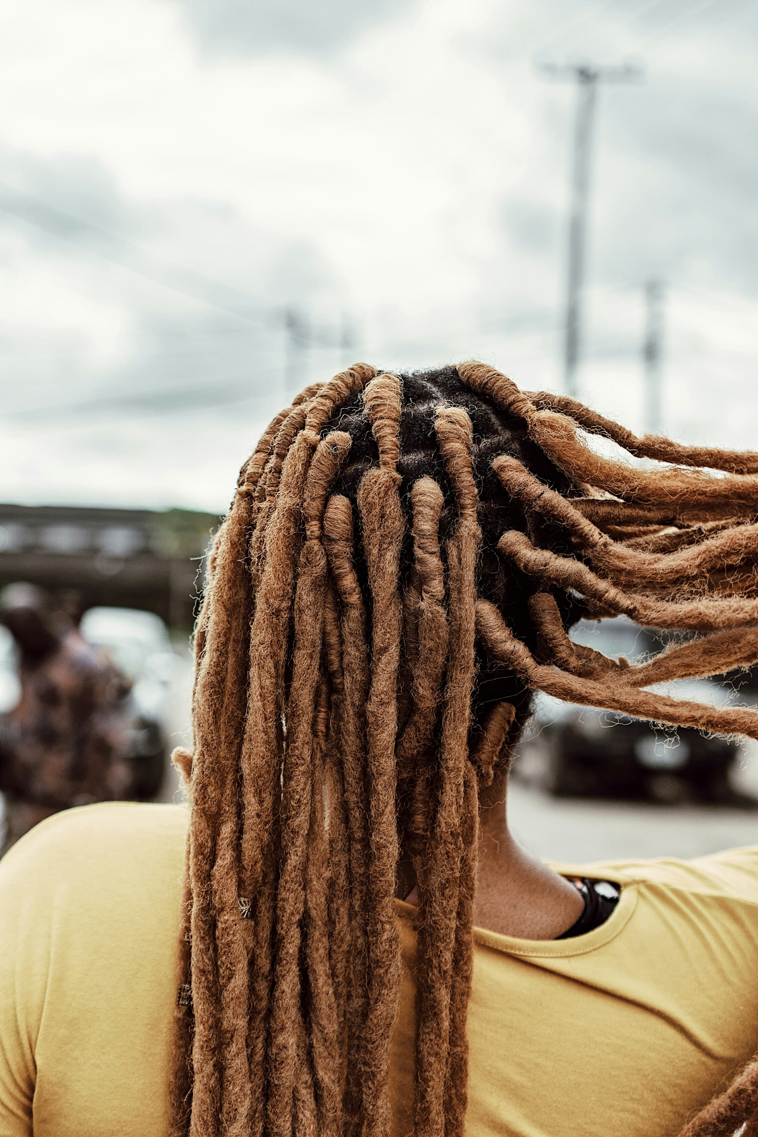 Femme avec des locs vue de dos